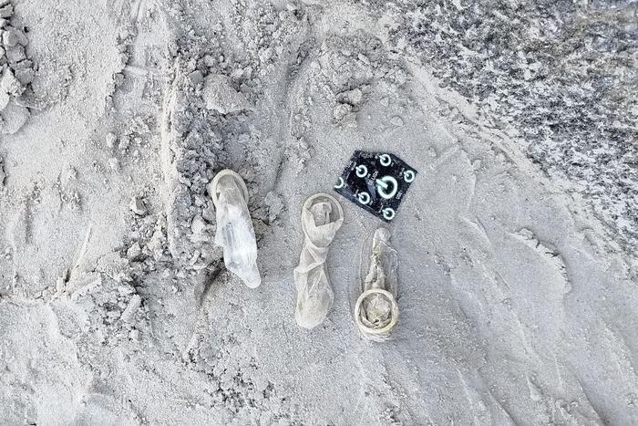 “Praia do bacanal” tem fila do sexo e areia lotada de camisinhas em SP