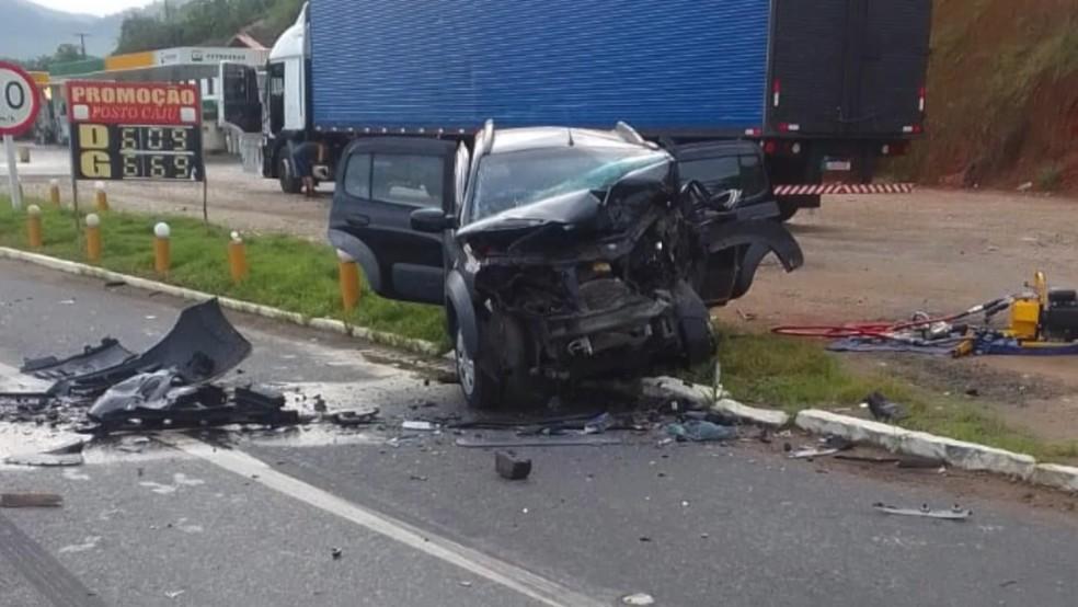 Grave acidente entre dois carros na BR-101 deixa três pessoas feridas, no ES