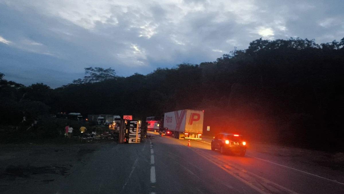Grave acidente entre ônibus e carreta na BR-101, deixa dois mortos e 20 feridos, no ES