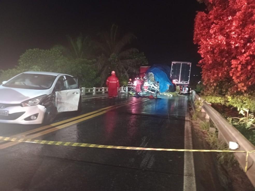 Grave acidente com 4 veículos na BR-101 deixa 1 morto, 4 feridos, em São Mateus, no ES