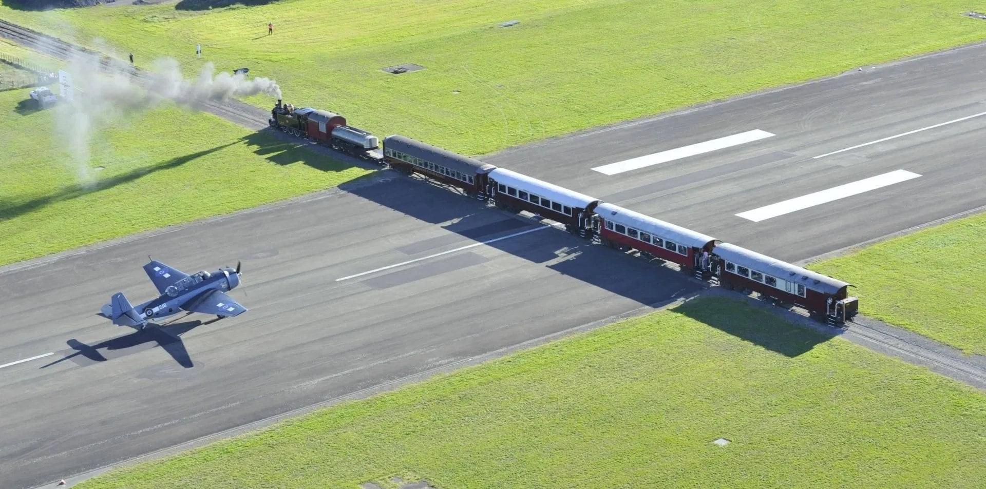 Como é o aeroporto da Nova Zelândia em que aviões e trens se cruzam na pista
