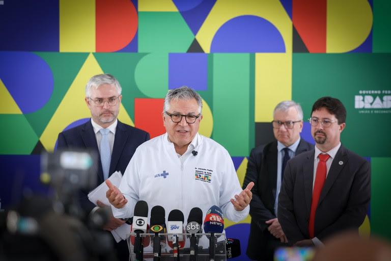 Governo vai ampliar vacinação e buscar novas parcerias privadas para acelerar atendimento no SUS