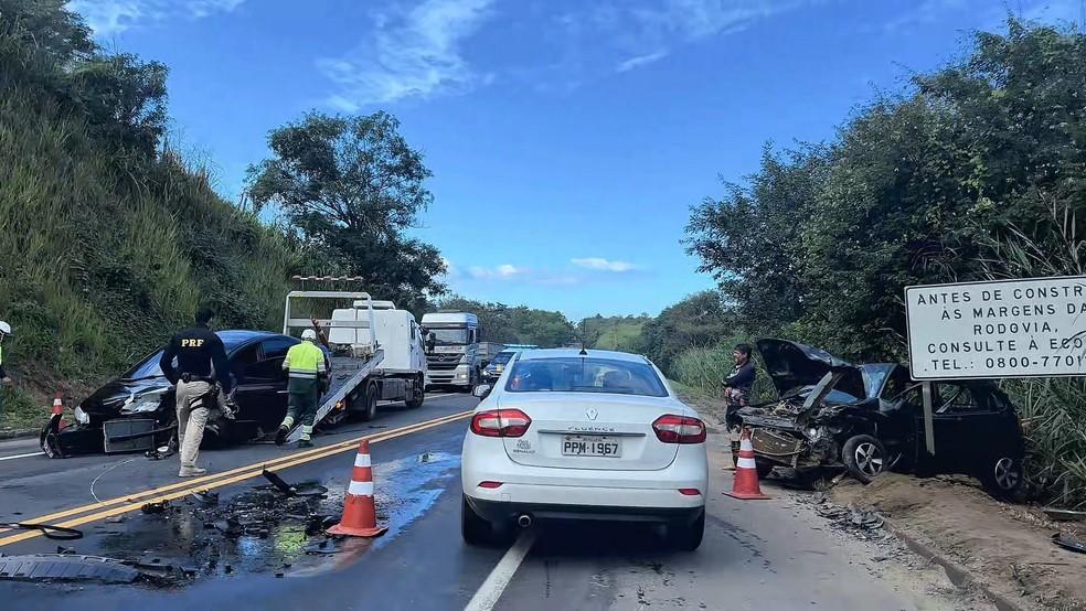 Grave acidente entre dois carros de passeio na BR-101 deixa 4 feridos, em Fundão, ES