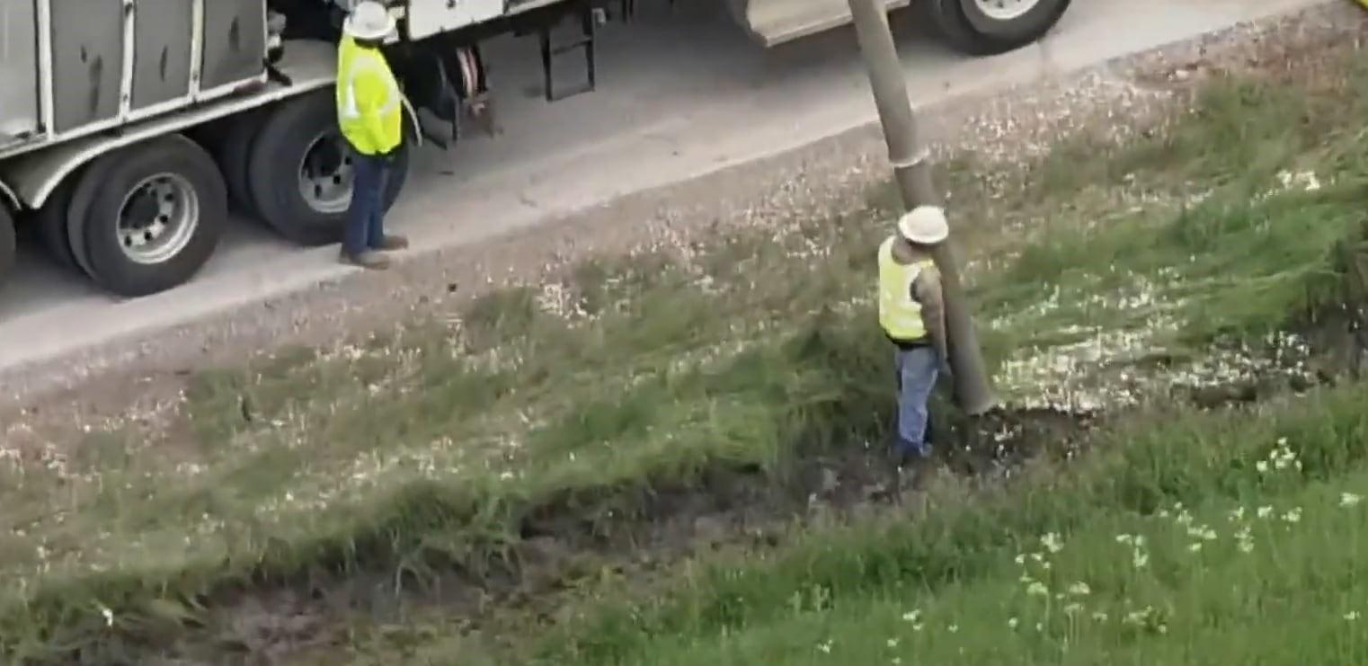 Caminhão tomba e espalha 8 milhões de moedas em estrada