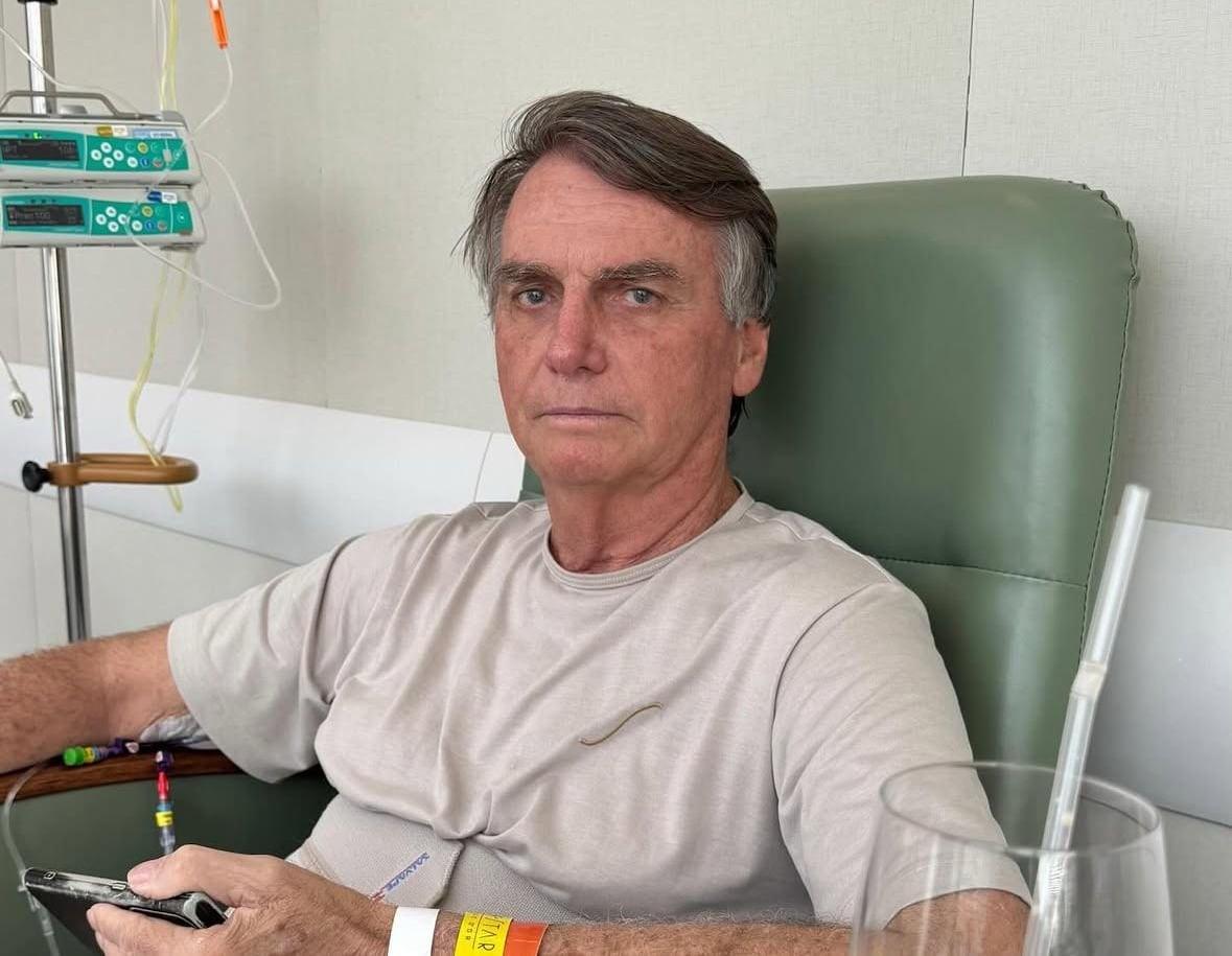 Boletim médico de Bolsonaro afirma que não há previsão de alta; ex-presidente segue estável