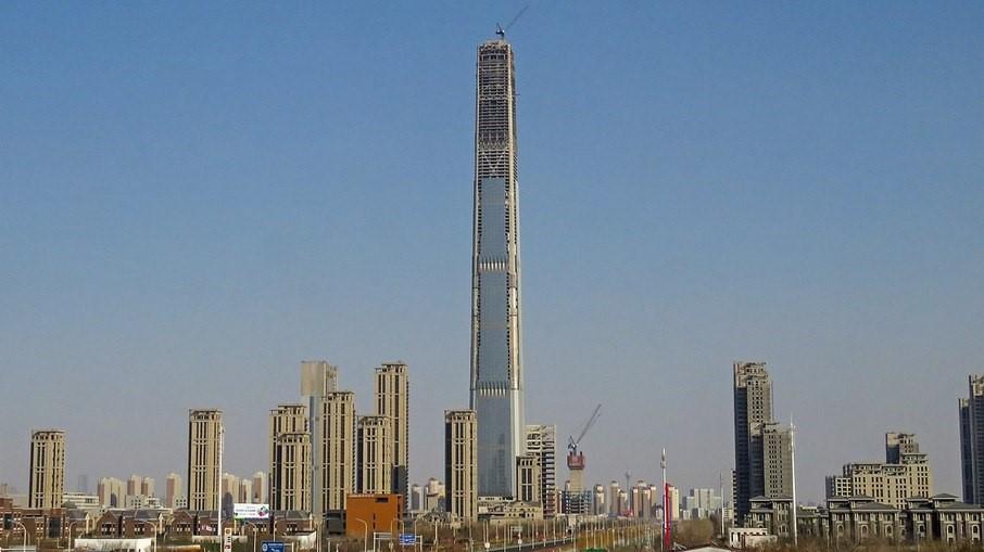 Maior prédio desocupado do mundo tem obras retomadas após 10 anos