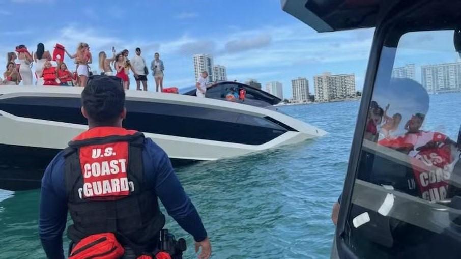 Iate com 32 pessoas naufraga em Miami; causas são investigadas
