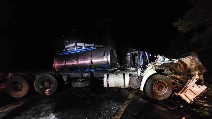Grave acidente entre caminhões na GO-164 deixa três mortos