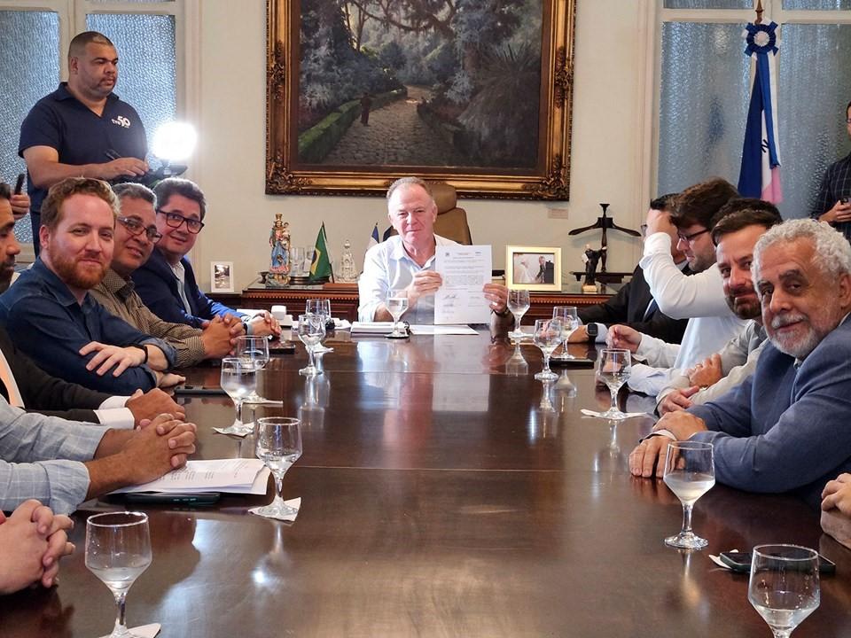 Governo do ES assina contratos de locação de mini usinas solares para órgãos públicos