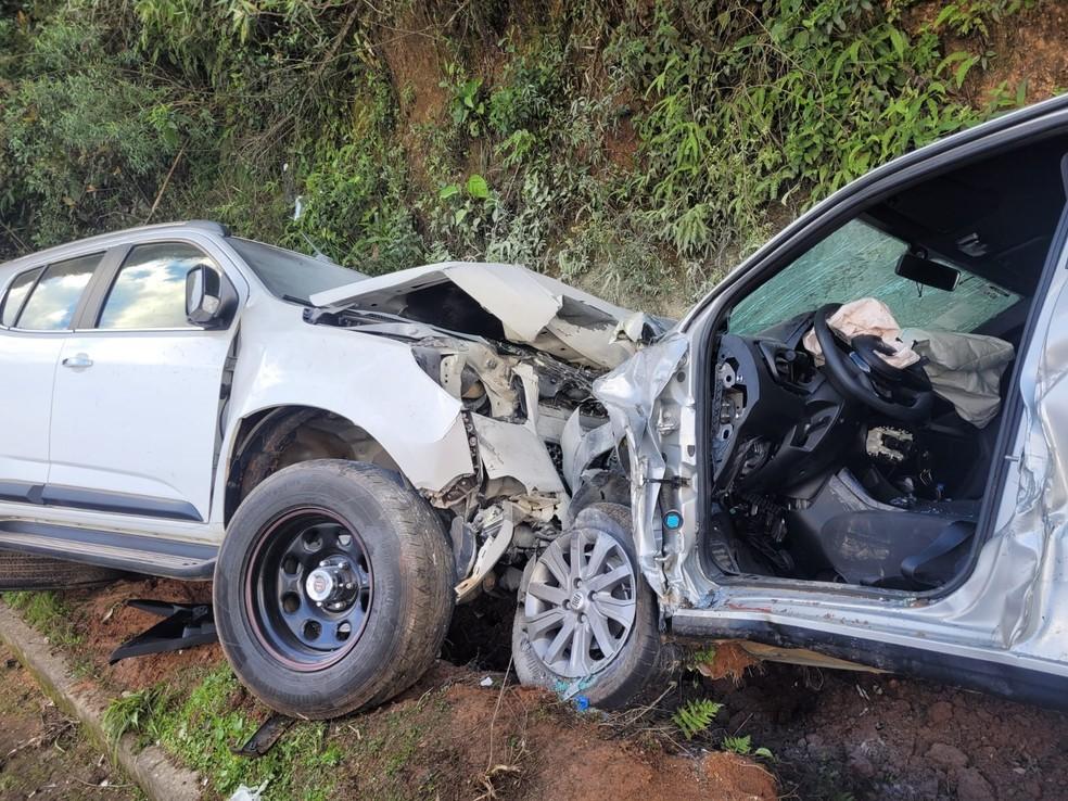 Grave acidente entre dois carros na BR-262, deixa um morto e outra gravemente ferida, no ES