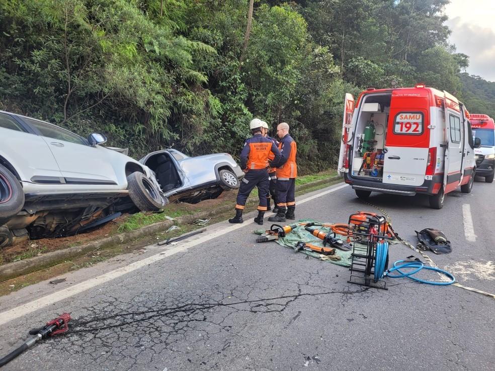 Grave acidente entre dois carros na BR-262, deixa um morto e outra gravemente ferida, no ES