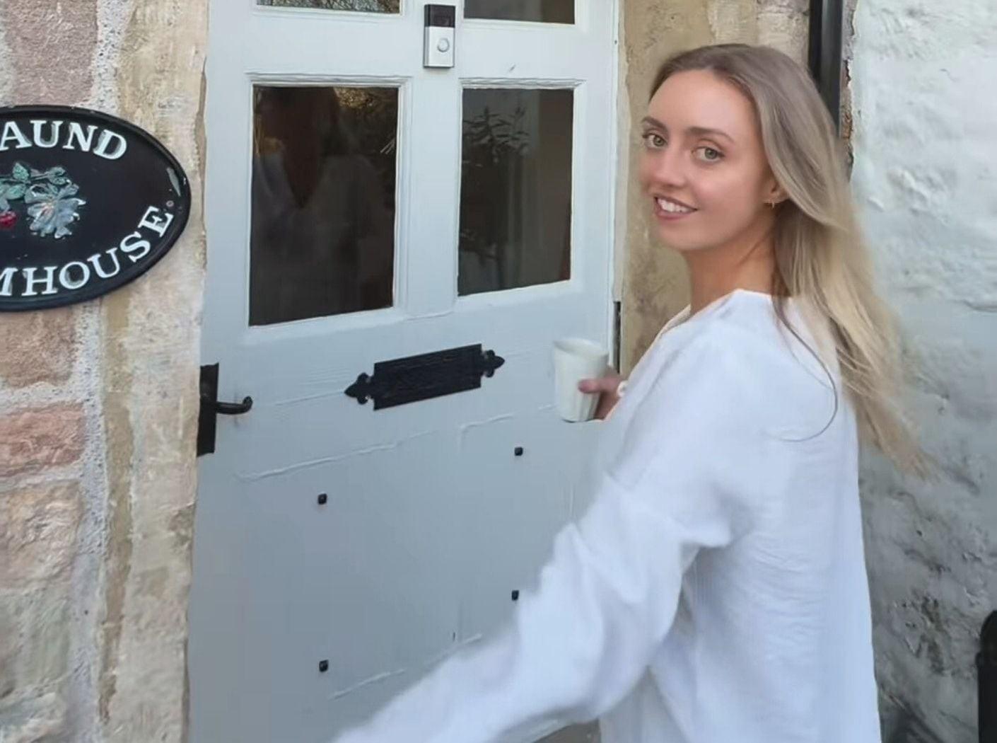 Mulher encontra ossos humanos escondidos na parede de casa do século 16