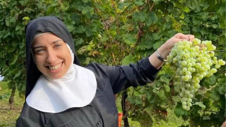 “Bonita demais”: brasileira perde o cargo de freira após denúncia