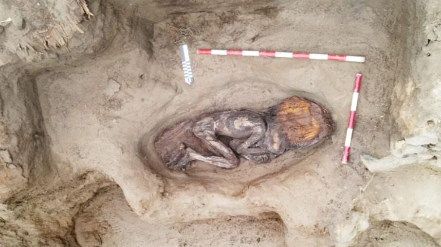 Arqueólogos encontram múmia de 5 mil anos em depósito de lixo