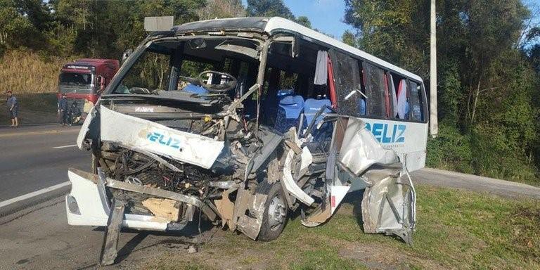 Grave acidente com micro-ônibus e caminhão na RS-122 deixa mais de 20 feridos