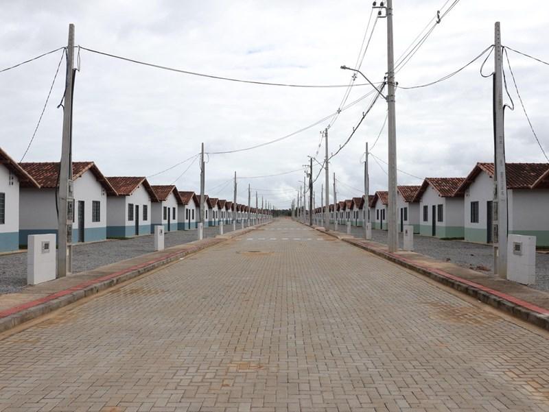 Casagrande participa da entrega de unidades habitacionais em Linhares, no ES