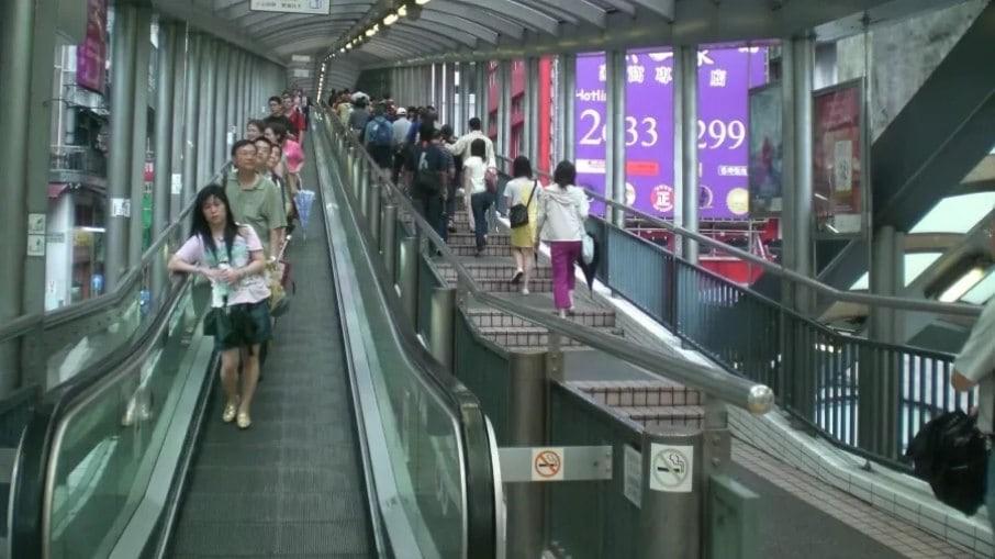 Escada rolante mais longa do mundo tem 800 metros e cruza 13 ruas em Hong Kong