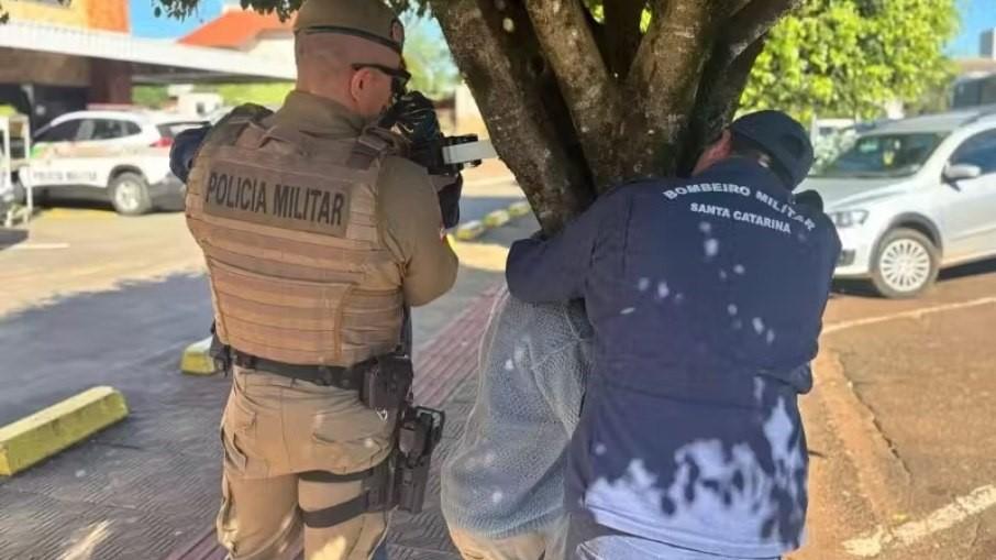 Homem embriagado prende a cabeça no tronco de árvore