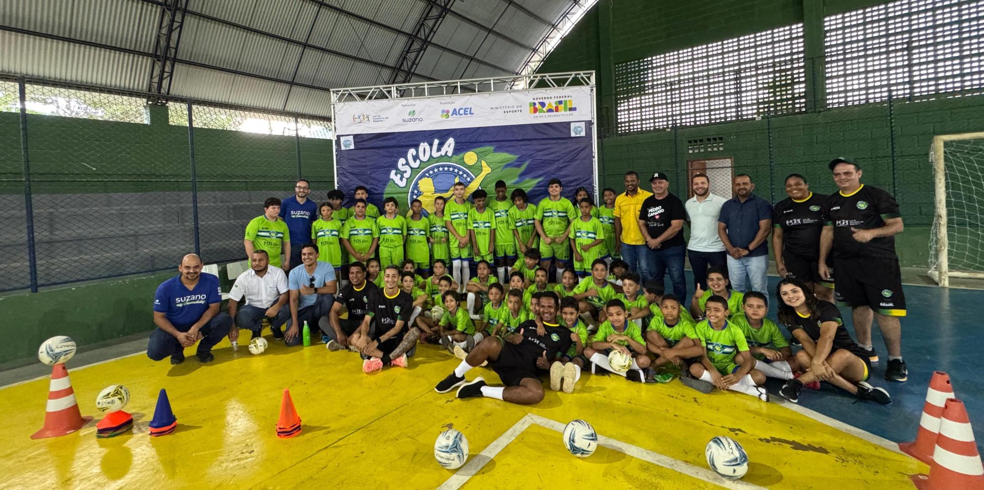 Vice-prefeito Denis Amâncio e vereadores de Pedro Canário no ES entregam uniformes e equipamentos para o projeto Escola de Craques em Cristal do Norte