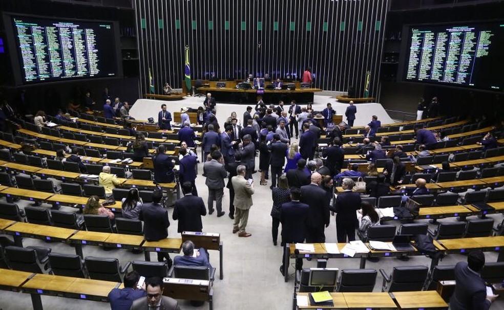 Câmara aprova projeto que reestrutura carreiras do governo e reajusta salários; impacto é de R$ 18 bilhões em 2025