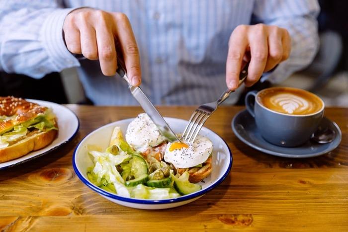 Consumo de café e ovos é associado a altos níveis de PFAS no corpo
