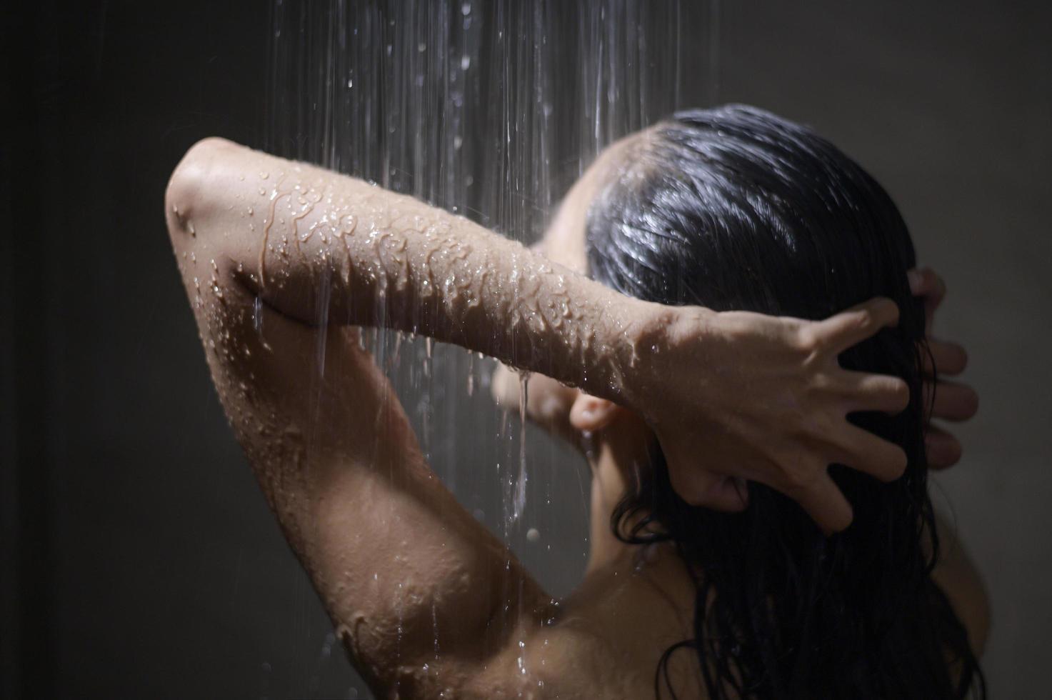É melhor tomar banho de manhã ou à noite? Microbiologista explica