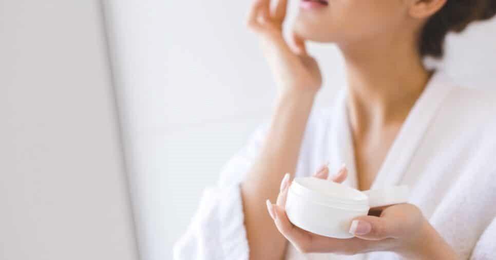 Pele de porcelana: Hidratante natural apaga rugas e rejuvenesce a aparência de mulheres 55+