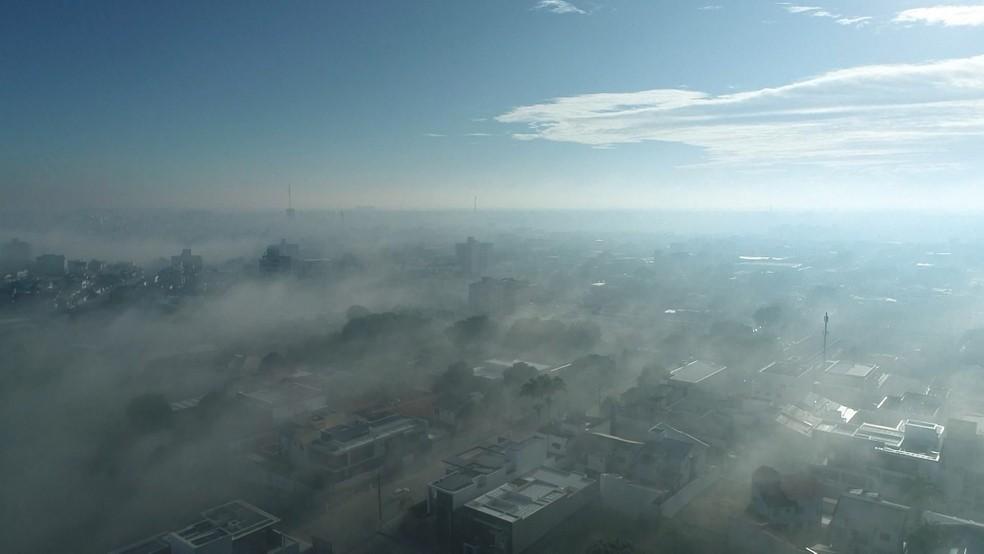 Fumaça da queima da palha e grãos de café cobre várias cidades das regiões Norte e Noroeste do ES