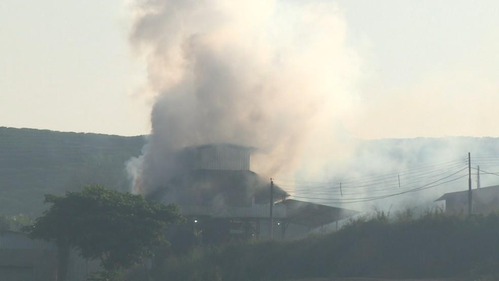 Fumaça da queima da palha e grãos de café cobre várias cidades das regiões Norte e Noroeste do ES