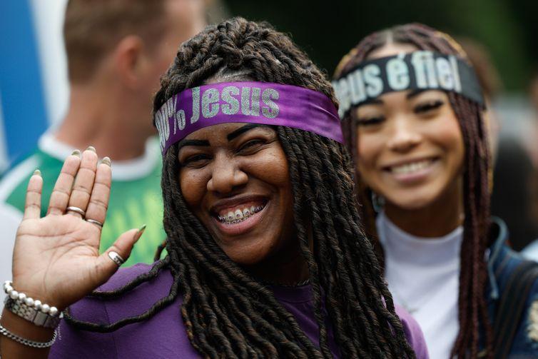 Marcha para Jesus reúne milhares de fiéis no centro do Rio de Janeiro
