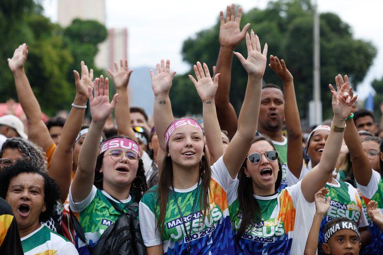 Marcha para Jesus reúne milhares de fiéis no centro do Rio de Janeiro