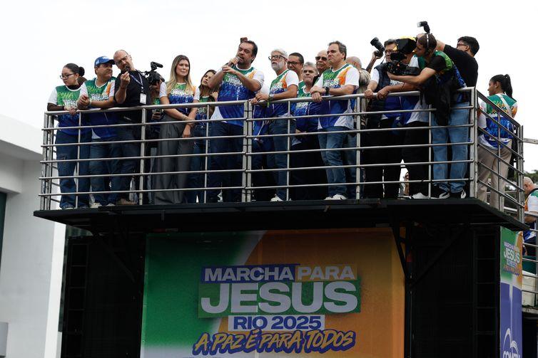 Marcha para Jesus reúne milhares de fiéis no centro do Rio de Janeiro