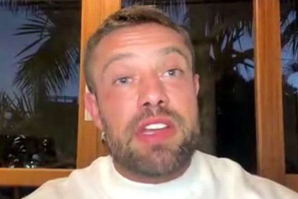 Ator revela mau hálito de atriz com quem contracenou: “Bicho morto”