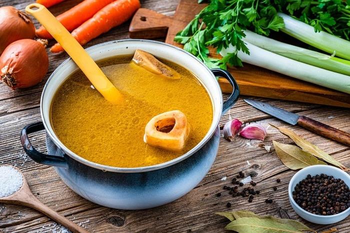 Caldo de ossos é “superalimento”? Entenda o que diz a ciência