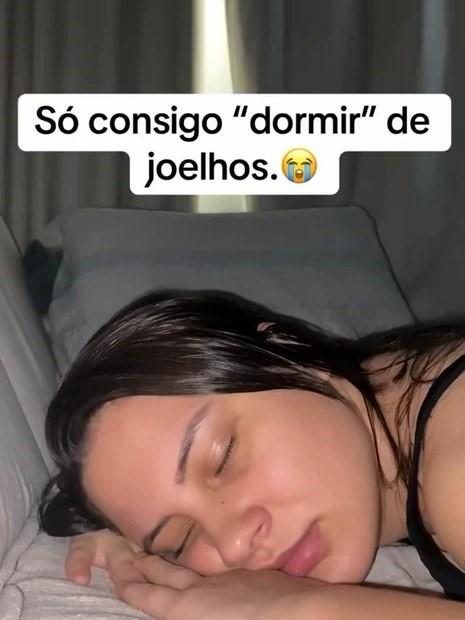 Mulher dorme de joelhos há 14 anos por dor crônica