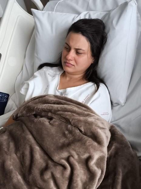 Mulher dorme de joelhos há 14 anos por dor crônica