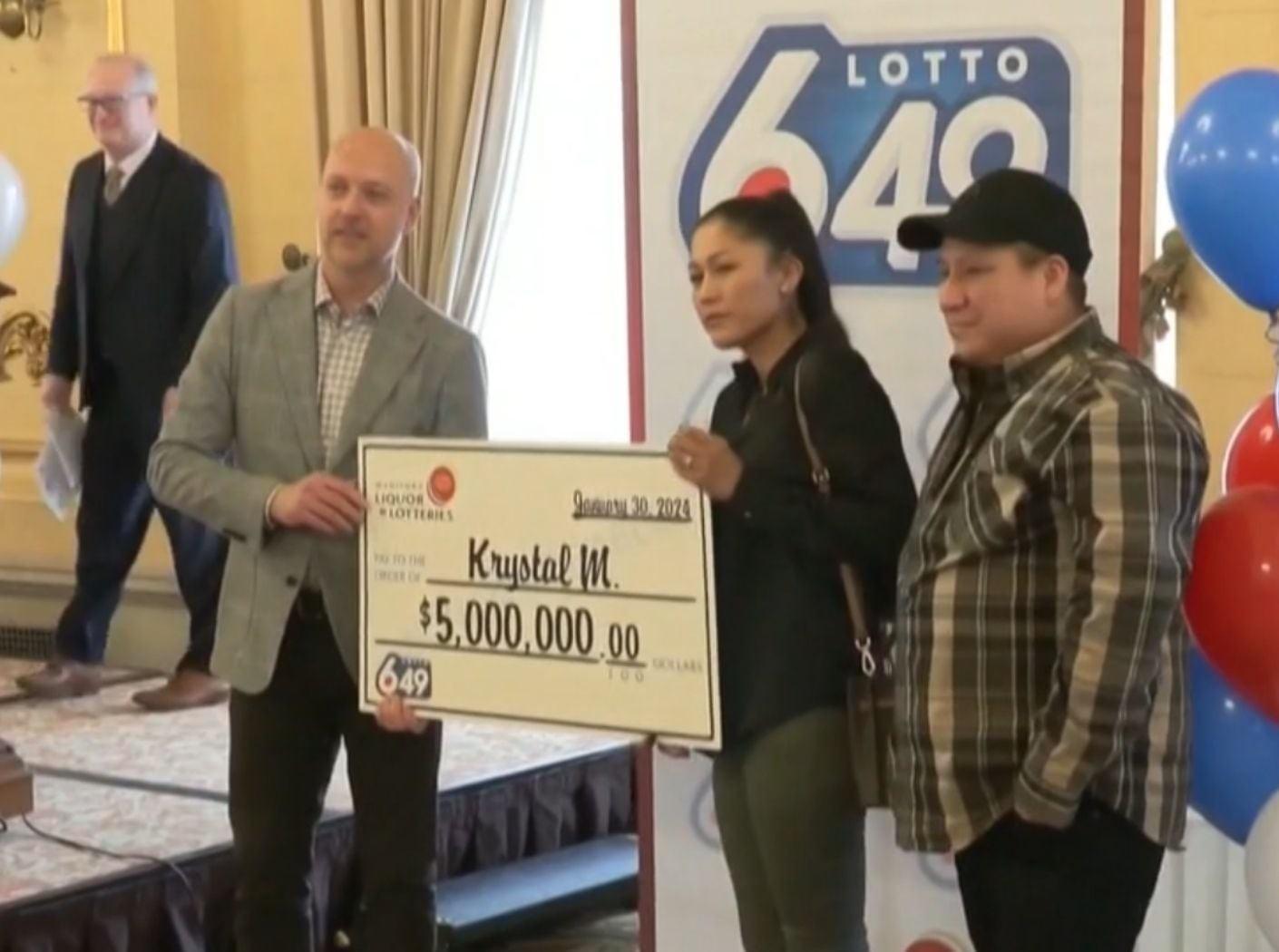Homem ganha milhões na loteria, mas namorada recebe prêmio e desaparece com o dinheiro