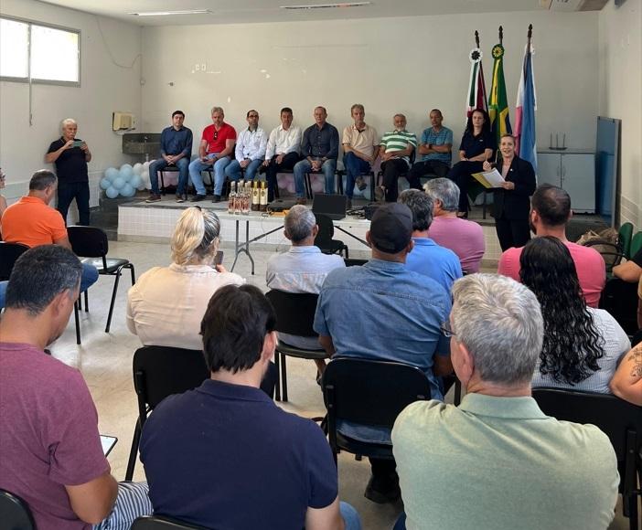 Entrega de máquina de cera alveolada e equipamentos do Funsaf fortalece apicultura do ES