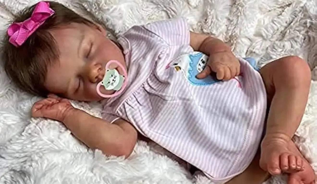 Mulher não consegue licença-maternidade para cuidar de bebê reborn e aciona Justiça