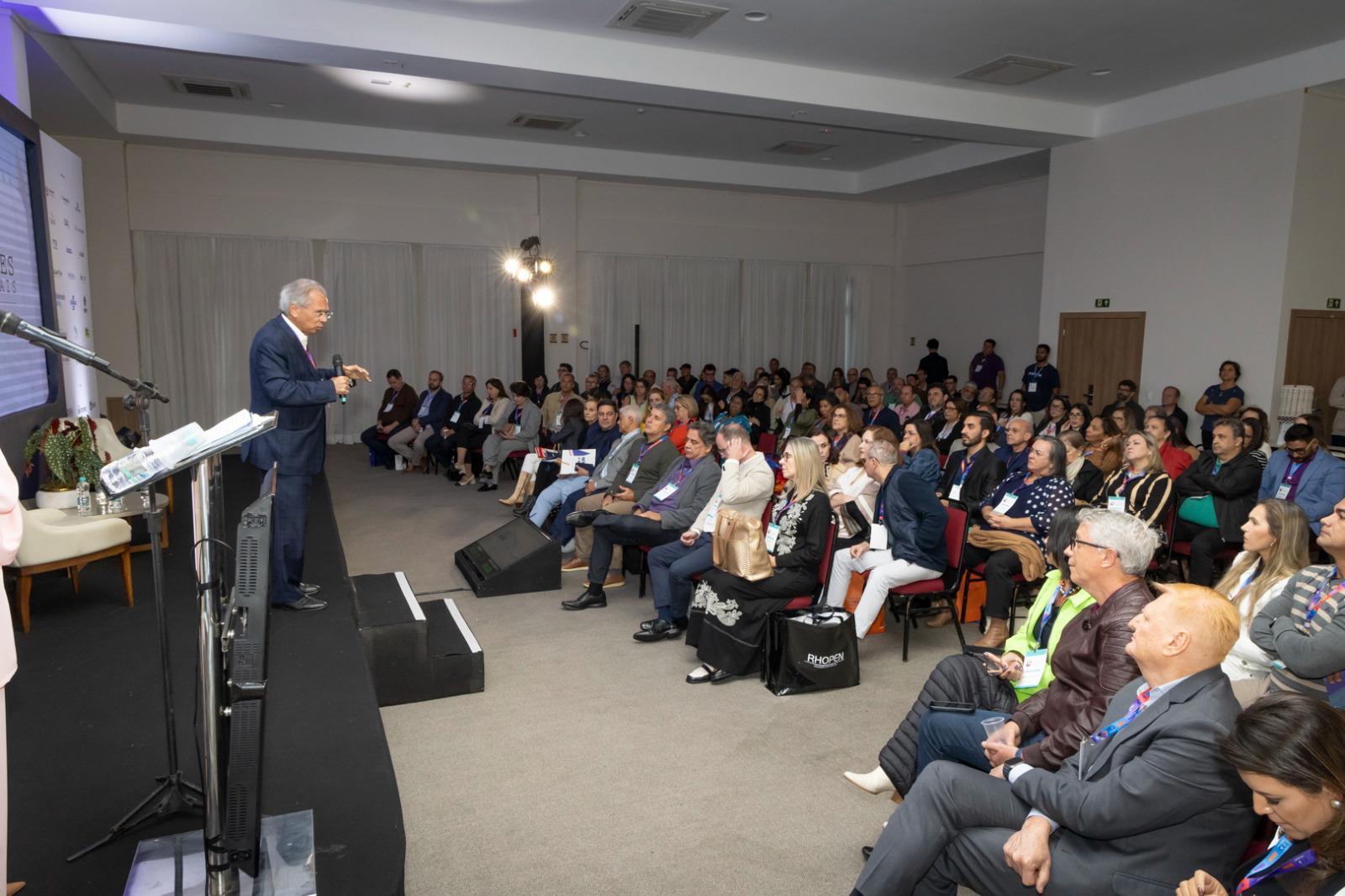 Encontro reúne líderes educacionais para discutir gestão, geopolítica e tecnologia no ES