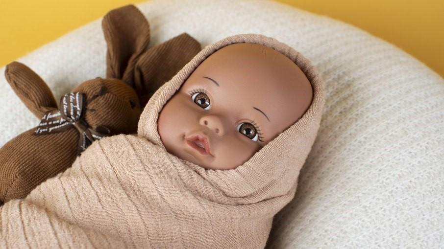Mulher é denunciada e desiste de ação para licença de bebê reborn