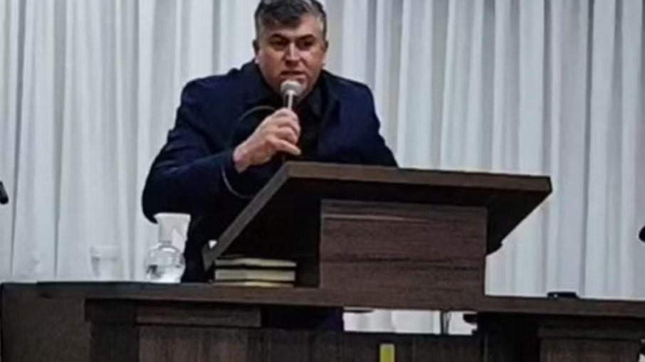 Pastor morre após passar mal em pregação transmitida online