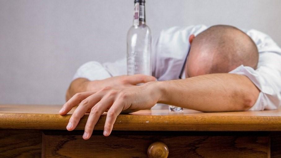 Governo estuda aumentar preço de bebidas alcoólicas e cigarros