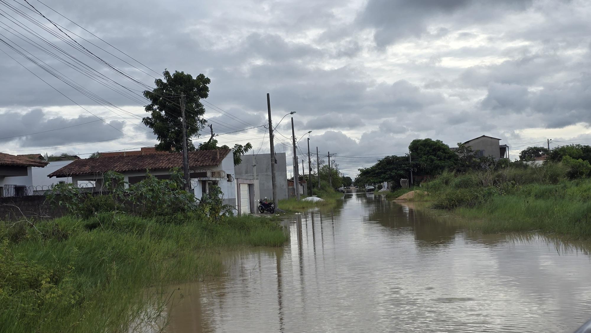 Obras emergenciais são iniciadas em Guriri, São Mateus, ES, para conter alagamentos