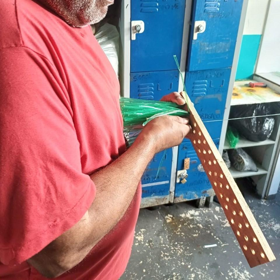 Unidade prisional de São Mateus, no ES, produz vassouras e escovas ecológicas com garrafas pets