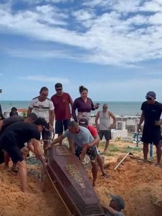 Pescador é homenageado em cortejo fúnebre no mar