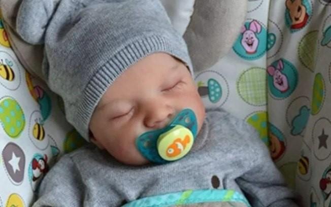 Homem agride bebê de quatro meses após confundi-lo com “reborn”