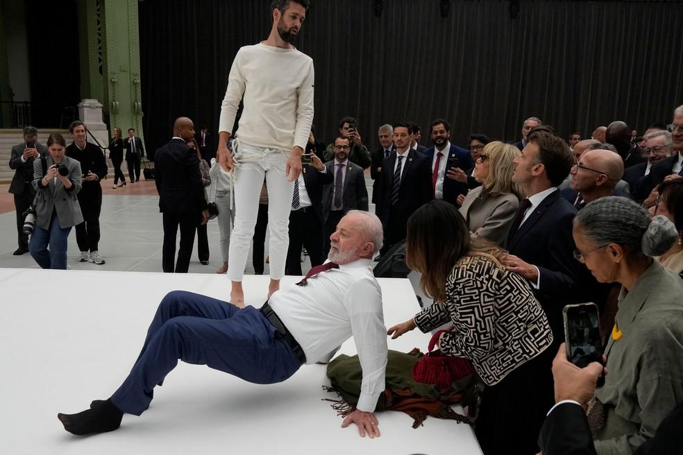 Lula tenta imitar movimento de acrobata ao lado de Macron em Paris