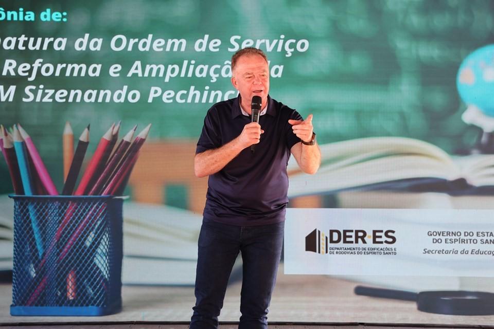 Casagrande inaugura quadra poliesportiva e autoriza reforma de escola na Serra, ES