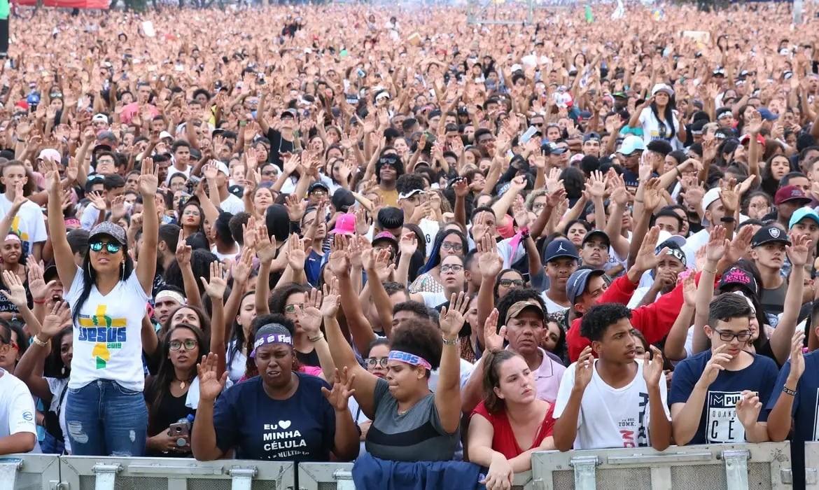 Evangélicos crescem e representam mais de um quarto da população